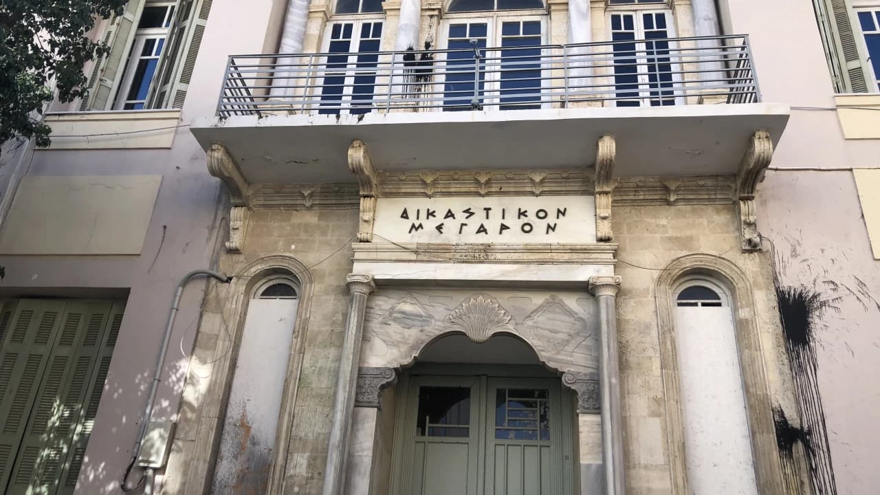 Αστυνομικοί στο Ηράκλειο έξω από σπίτι