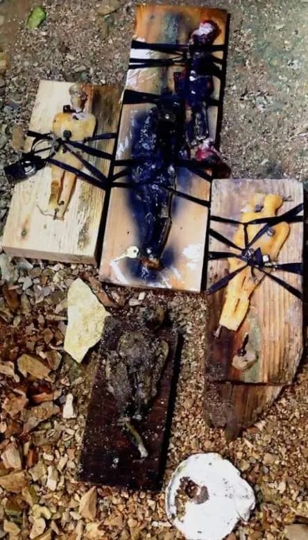 Ευρήματα μαύρης μαγείας σε σπήλαιο στο Θέρμο